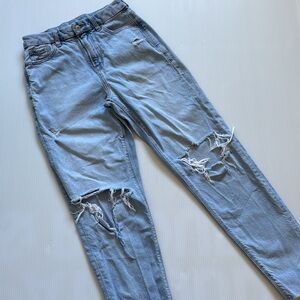 American Eagle Outfitters Light Wash, Curvy Mom Jean - Blue.  Size 0